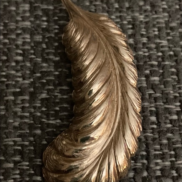 Taylord Vintage 12K Gold Filled Leaf Brooch - Picture 4 of 6